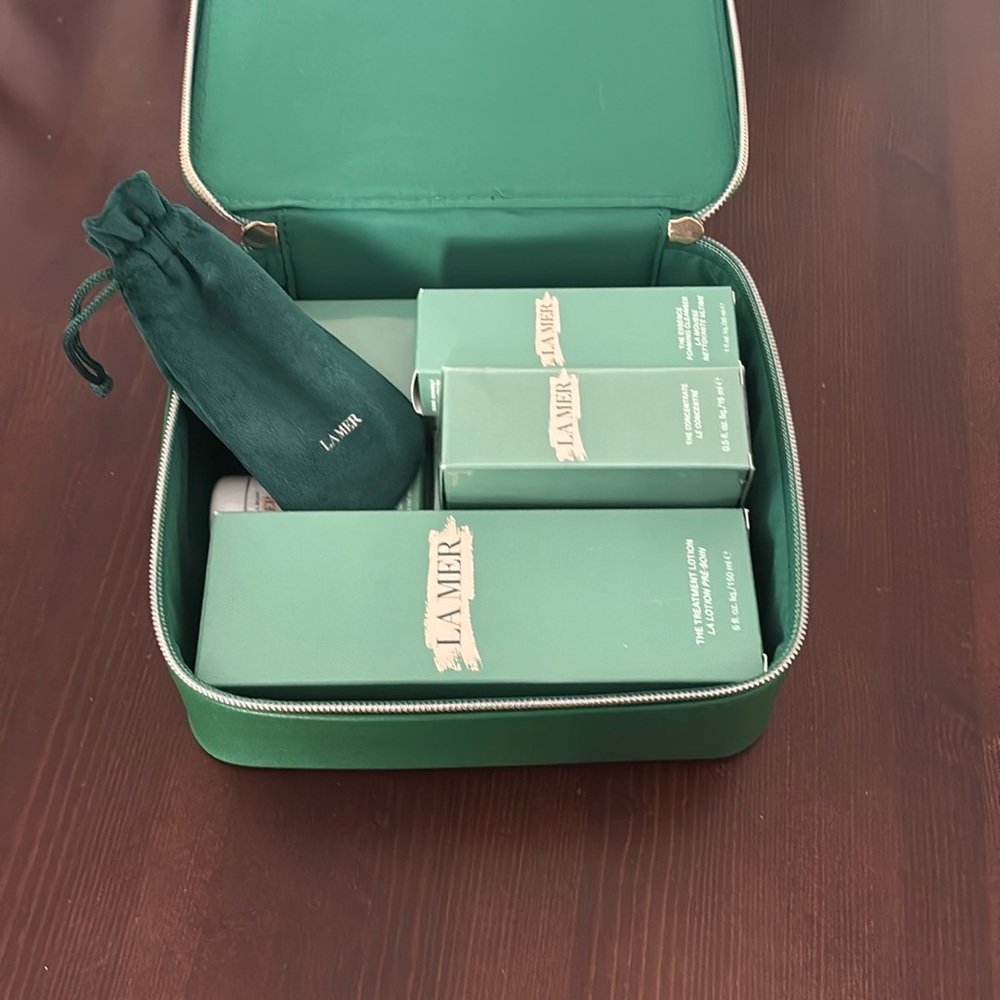 La Mer Skincare Set in Green Case